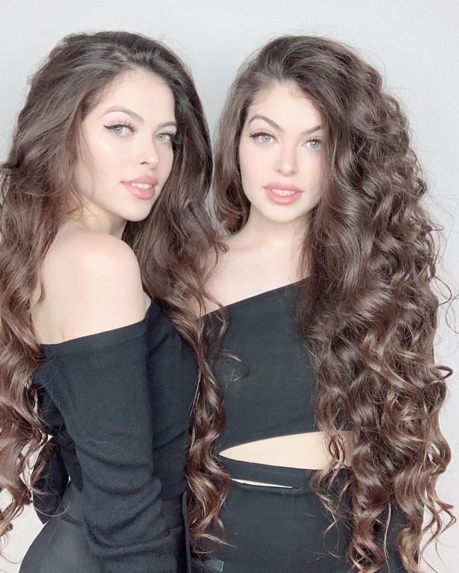 Gülcan & Sahinur Twins (@thegstwins). Sepasang kembar asal Jerman ini sangat cantik seperti dua ratu kecantikan. Keduanya pun membuat akun Instagram bersama di 2015 yang kini punya 1,8 jutaan pengikut. Gaya fashion mereka ketika tampil kembar bisa jadi inspirasi bergaya kompak dengan ibu, sahabat, atau saudara. Foto: Instagram