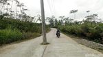 Tiang di Tengah Jalan Banjarnegara Ini Bahayakan Pengguna Jalan