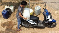 Ada juga warga yang niat membawanya dengan sepeda motor.