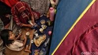 Warga pencari suaka beraktivitas di lahan eks kodim, Jakarta, Jumat (23/8).