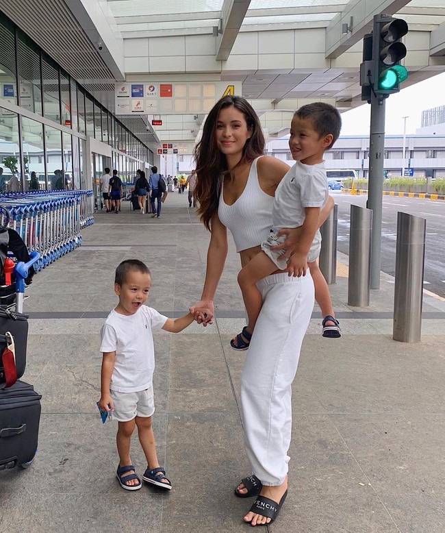 Menurutnya, bisa jadi karena berbagai faktor. Faktor utama adalah, ia rajin olahraga saat hamil. Sonya mengaku rutin latihan otot saat kehamilannya.  Foto: Instagram @sonyadsanchez