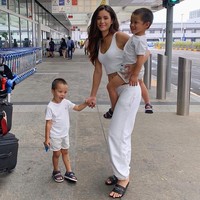 Menurutnya, bisa jadi karena berbagai faktor. Faktor utama adalah, ia rajin olahraga saat hamil. Sonya mengaku rutin latihan otot saat kehamilannya.  Foto: Instagram @sonyadsanchez