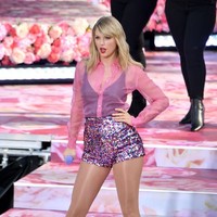 Taylor Swift memeriahkan acara TV Good Morning America di New York City, AS, Kamis (22/8/2019) untuk menyambut kehadiran album barunya Lover. Album studio ketujuh Taylor itu dirilis Jumat ini. (Foto: Dia Dipasupil/Getty Images for ABC)