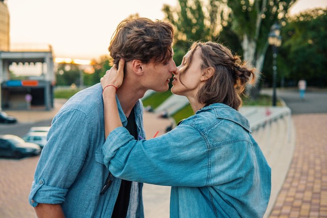 Ciuman di bibir bisa berbeda-beda maknanya. Tergantung dari cara pria mencium pasangan. Tapi jika mau digeneralisir, ciuman bibir mengisyaratkan rasa cinta dan hasrat. Foto: iStock