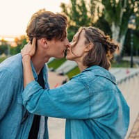 Ciuman di bibir bisa berbeda-beda maknanya. Tergantung dari cara pria mencium pasangan. Tapi jika mau digeneralisir, ciuman bibir mengisyaratkan rasa cinta dan hasrat. Foto: iStock