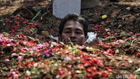 Begini potret warga yang melakukan aksi kubur diri di kawasan Taman Kayu Mas Raya, Pulogadung, Jakarta Timur, Jumat (23/8/2019).