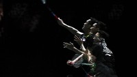 Jonatan Christie mengembalikan kok ke pebulutangkis Denmark Jan O Jorgensen. ANTARA FOTO/Hafidz Mubarak.