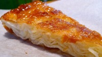 Le Kouign amann ini merupakan kue tradisional yang berasal dari wilayah Breton di Prancis. Sebenarnya kue ini hampir sama dengan croissant. Ada banyak lapisan yang diisi dengan gula karamel dan mentega. Foto: istimewa