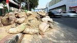 Trotoar dan Badan Jalan di Melawai Dikotori Galian Tanah