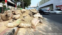 Selain itu material tanah yang berserakan mengganggu lalu lintas dan membahayakan pengendara motor.