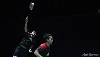 Ganda putra Indonesia Hendra Setiawan (kiri) dan Mohammad Ahsan mengembalikan kok ke ganda putra Skotlandia Alexander Dunn dan Adam Hallms pada babak ketiga Kejuaraan Dunia Bulu Tangkis 2019 di St. Jakobshalle, Basel, Swiss, Kamis (22/8/2019). ANTARA FOTO/Hafidz Mubarak.