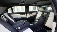 Jangan diragukan lagi, soal interior sudah pasti terlihat sangat mewah. Beberapa fitur tambahan yang dipasang pada S 600 Guard adalah fitur bantuan pengemudi seperti DISTRONIC PLUS with Stop&Go Pilot, BAS PLUS Brake, Active Blind Spot Assist dan Active Lane Keeping Assist, PRE-SAFE Brake yang bisa mendeteksi pejalan kaki dan rem parkir elektronik.