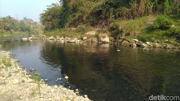 Sungai Cileungsi Jadi Hitam, Warga Mengeluhkan Bau Menyengat
