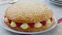 La Tarte Tropezienne pastry ini diisi dengan krim yang halur dan diatasnya ditaburan gula putih. Dalam krim tersebut juga terdapat potongan buah strawberry. Foto: istimewa