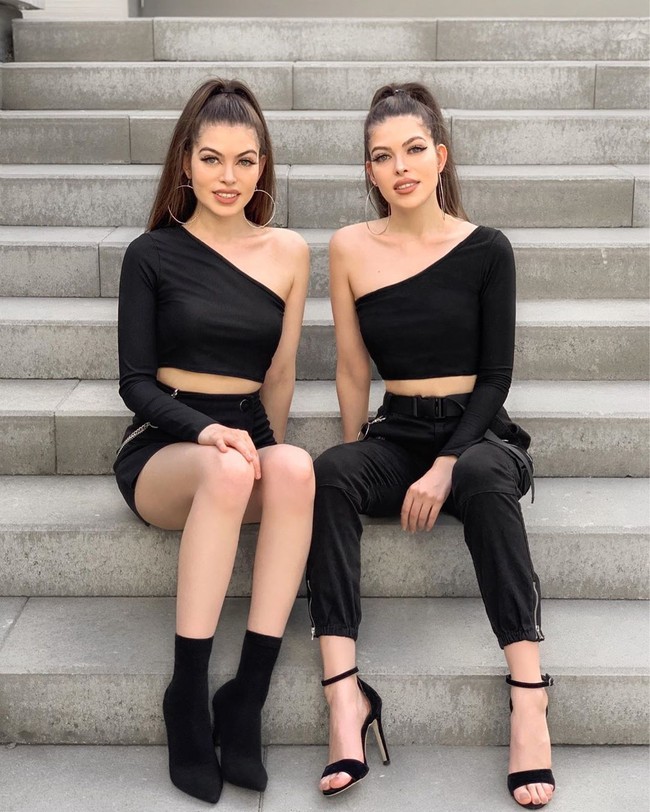 Kembar Gulcan dan Sahinur sendiri terkenal dengan postingan mereka tentang fashion. Keduanya kerap menampilkan busana serasi tanpa harus pakai baju seragam yang bisa jadi inspirasi para sudara kembar lainnya. Foto: Instagram/@thegstwins