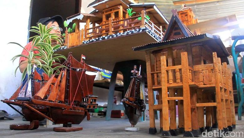 Apiknya Limbah Kayu Disulap Jadi Miniatur Rumah Adat