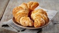 Croissant merupakan salah satu pastry Prancis terpopuler. Sering juga disebut sebagai roti bulan lantaran bentuknya yang menyerupkai bulan sabit. Teksturnya renyah berlapis-lapis. Foto: istimewa