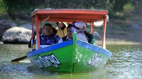 Konon katanya, di lokasi batu tersebut merupakan tempat bertemunya Raden Kian Santang dan Dewi Rengganis. Banyak wisatawan menyewa perahu untuk berkeliling danau. (Wisma Putra/detikcom)