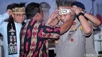 Mahasiswa hingga masyarakat Papua berkumpul di Polda Metro Jaya. Mereka bersilaturahmi dengan forum komunikasi pimpinan daerah (Forkopimda) untuk membahas situasi pascabentrok di beberapa kota di Papua.