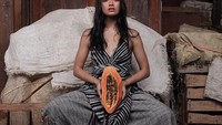 Pose dengan pepaya, Asmara kelihatan eksotis banget ya? Mari sarapan pepaya bersama saya, tulisnya. Foto: Instagram asmaraabigail