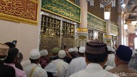 Suasana di Masjid Madinah — khususnya di area Raudhah — dihiasi oleh banyak ornamen dan kaligrafi dengan dominan warna emas dan hijau. Nah, ini sudah berada di area Raudhah yang disebut taman surga. Lokasinya berada di antara rumah (yang sekarang menjadi makam Nabi Muhammad SAW) dan mimbar Beliau di Masjid Nabawi.