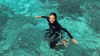 Inka Fitria pun snorkeling di spot dekat Pulau Menjangan Kecil. Keindahan bawah laut Karimunjawa memang tak perlu diragukan lagi (MTMA)  