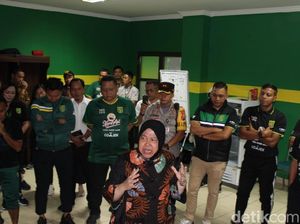 Jelang Persebaya Vs Persija, Risma Semangati Pemain di Stadion GBT