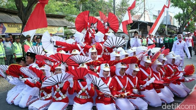 25+ Contoh Yel-yel 17 Agustus untuk Lomba-Gerak Jalan yang Penuh Semangat