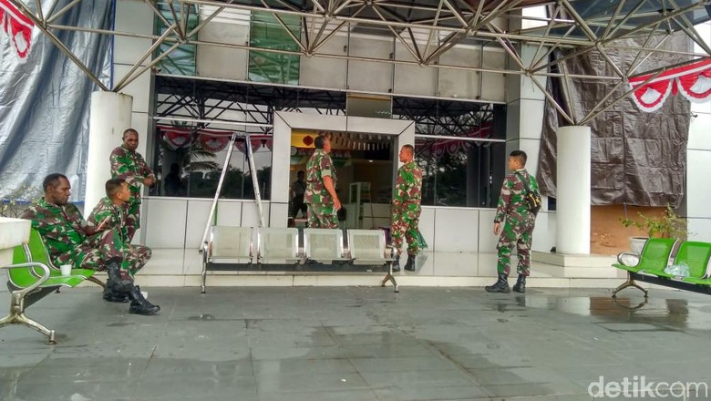 TNI-Polri Masih Siaga di Kantor DPRD hingga Lapas di Mimika Cegah Rusuh TNI-Polri Masih Siaga di Kantor DPRD hingga Lapas di Mimika Cegah Rusuh