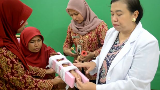 dr Tri Maharani mendemonstrasikan penanganan gigitan ular. (Dok Istimewa)
