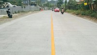 Selain menggunakan aspal karet pada pekerjaan rehabilitasi mayor, BBPJN VII melalui Satker Pelaksanaan Jalan Nasional Wilayah II Jawa Tengah melakukan peningkatan kualitas jalan pada ruas Purwokerto-Patikraja dengan mengganti jalan aspal menjadi beton rigit. Pool/Kementerian PUPR.