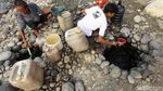 Cibarusah Kekeringan, Warga Ciduk Air Sungai