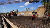Hutama Karya menggarap proyek tol Manado-Bitung mulai dari STA 4+350 sampai denga  STA 7+000. Pekerjaan yang dilakukan yaitu konstruksi jalanan hingga jembatan. Pool/PT Hutama Karya.