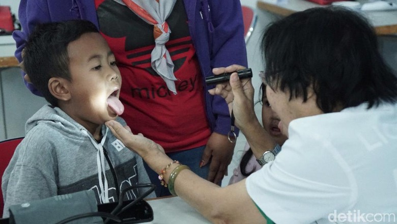 1.000 Warga Pangalengan Antusias Terima Pengobatan Gratis 1.000 Warga Pangalengan Antusias Terima Pengobatan Gratis
