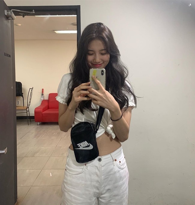 5. Bae SuzySelain wajah, banyak wanita bermimpi untuk punya tubuh seperti Bae Suzy. Suzy memang tak jarang menampilkan perut ratanya dalam berbagai pemotretan dan penampilan panggung. Foto: Instagram/@skuukzky