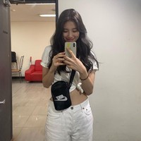 5. Bae SuzySelain wajah, banyak wanita bermimpi untuk punya tubuh seperti Bae Suzy. Suzy memang tak jarang menampilkan perut ratanya dalam berbagai pemotretan dan penampilan panggung. Foto: Instagram/@skuukzky