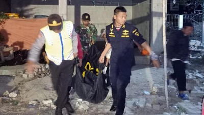 Korban Tewas Terbakarnya KM Santika Nusantara Dievakuasi
