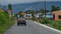 Anggaran tersebut digunakan untuk berbagai kegiatan peningkatan jaringan jalan diantaranya rekonstruksi jalan, pelebaran, rehabilitasi, penataan trotoar dan drainase, pembangunan jalan baru, dan perbaikan jembatan. Rehabilitasi dan Rekonstruksi Ruas Jalan Ampenan-Pemenang di Kota Mataram sepanjang 1,5 km dan Pelebaran Jalan Pemenang-Bayan-Sembalun I di Kabupaten Lombok Timur dan Lombok Utara sepanjang 136 km (MYC). Dukungan lain dengan Penggantian Jembatan Longken (100 meter), Jembatan Luk I (30 meter), dan Jembatan Sokong (120 meter). Pool/Kementerian PUPR.