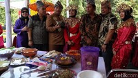 Festival ini menampilkan beragam makanan dari berbagai daerah.