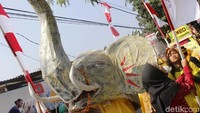 Kegiatan ini diikuti oleh 2500 warga yang berasal dari 20 RW di Kelurahan Leuwigajah. Tua dan muda, ikut turun ke jalan menjadi peserta karnaval.