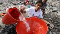 Mereka harus membawa jerigen, gayung, galon dan corong untuk mengambil air di sungai.