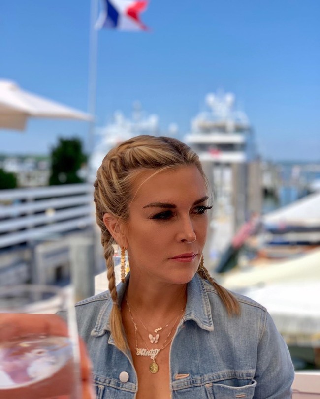 Bertengkar hebat hingga kekerasan fisik sudah sering dialami sosialita yang kini berusia 45 tahun itu saat menjalin hubungan dengan Fanjul. Namun hubungan tidak sehat ini masih saja berlanjut. Setelah aksi penangkapan polisi dan mengalami luka-luka, Tinsley rela menerima Fanjul kembali. Tinsley bisa dibilang budak cinta sejati yang rela mengorbankan dirinya sendiri demi kekasihnya yang telah berlaku kasar. Foto: Instagram/@tinsleymortimer