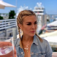 Bertengkar hebat hingga kekerasan fisik sudah sering dialami sosialita yang kini berusia 45 tahun itu saat menjalin hubungan dengan Fanjul. Namun hubungan tidak sehat ini masih saja berlanjut. Setelah aksi penangkapan polisi dan mengalami luka-luka, Tinsley rela menerima Fanjul kembali. Tinsley bisa dibilang budak cinta sejati yang rela mengorbankan dirinya sendiri demi kekasihnya yang telah berlaku kasar. Foto: Instagram/@tinsleymortimer