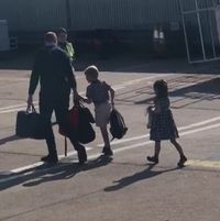 Bukan Jet Pribadi, William dan Kate Middleton Bepergian Naik Pesawat Ekonomi