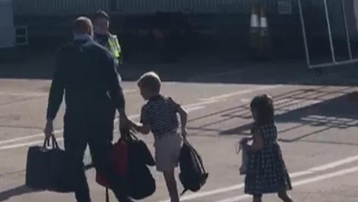 Pangeran William dan Kate Middleton bepergian pakai pesawat ekonomi.