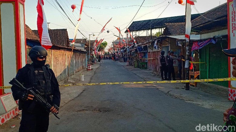 Perampok Toko Emas yang Digeledah Densus Pernah Tusuk Bupati Madiun Perampok Toko Emas yang Digeledah Densus Pernah Tusuk Bupati Madiun