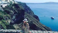 Gayanya saat berada di Santorini, Yunani (tinsleymortimer/Instagram)  