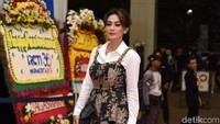Masayu Anastasia tetap seksi dengan pakaian yang dikenakan. (Foto: noel/detikhot)