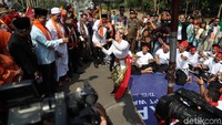 Kehadirannya disambut tarian daerah yakni barongsai (tionghoa), kecak (Bali).