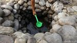 Cibarusah Kekeringan, Warga Ciduk Air Sungai